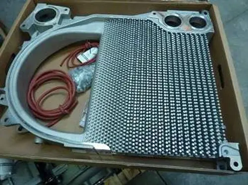 Remeha-Zwischenglied mit metallischer Oberfläche und Anschlussmöglichkeiten, abgelegt in einer Kartonverpackung.